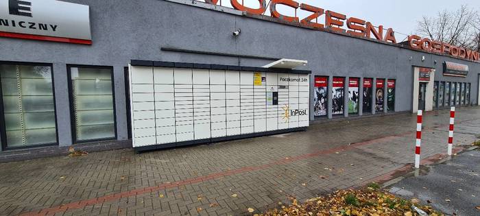 Parcel Locker SWI08N Po prawej stronie od wejścia do sklepu Grene
