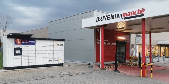 Parcel Locker SWI09M Po lewej stronie od wejścia, przy DRIVE InterMarche.