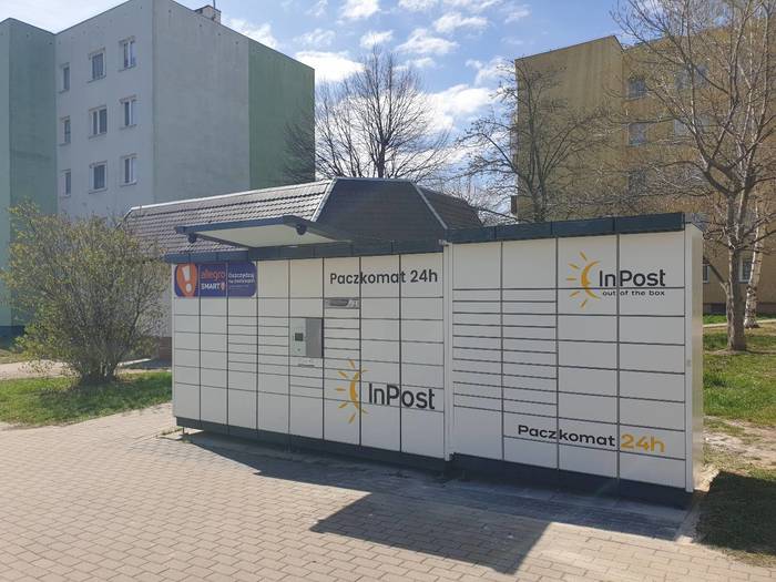 Parcel Locker SWI09N Przed wejściem do sklepu z prawej strony.