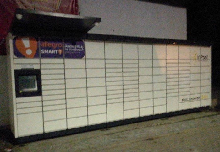 Paczkomat SWI10M Przy kwiaciarni i przystanku autobusowym.
