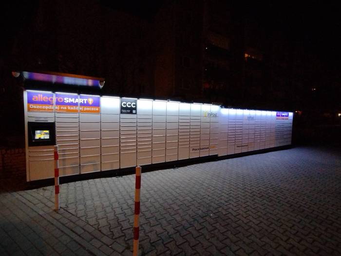 Parcel Locker SWI13M Przy pasażu handlowym od strony ulicy Henryka Pobożnego
