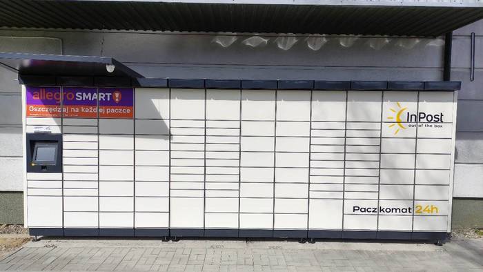 Parcel Locker SWI15M Na lewo od wejścia, za narożnikiem budynku
