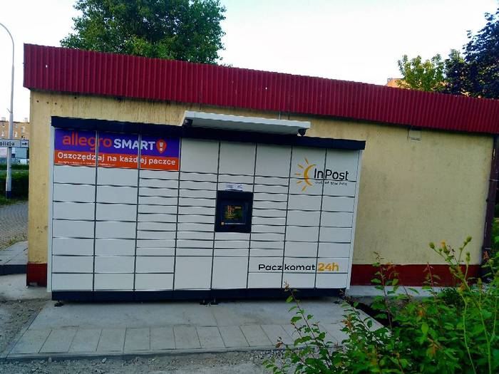 Paczkomat SWI17M Po prawej od wejścia