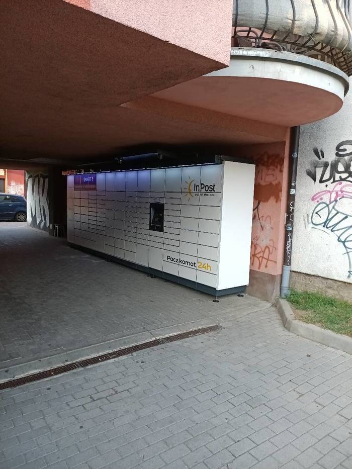 Parcel Locker SWI18M W wejściu na podwórze