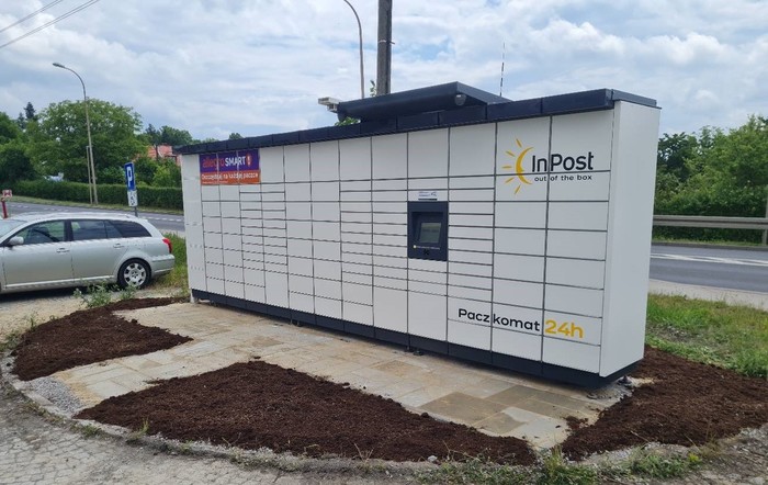 Parcel Locker SWI20M Przed budynkiem przy wjeździe
