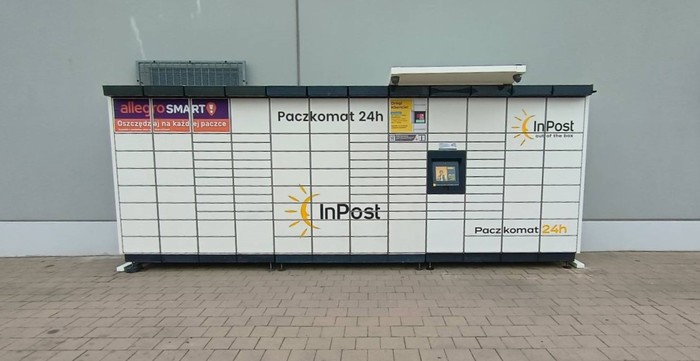 Parcel Locker SWI24M Po lewej stronie od wejścia do supermarketu Kaufland