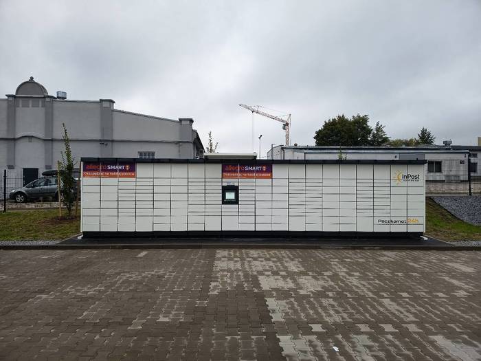 Parcel Locker SWI25M na parkingu sklepu