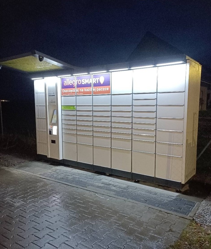 Paczkomat SWIE01ML na prawo od sklepu