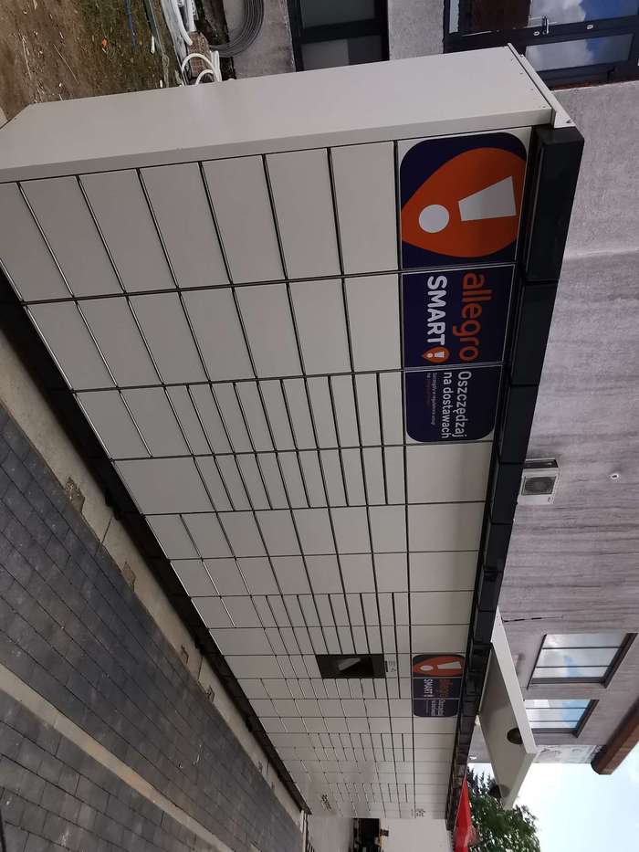 Paczkomat SWN02M Na parkingu sklepu Lidl