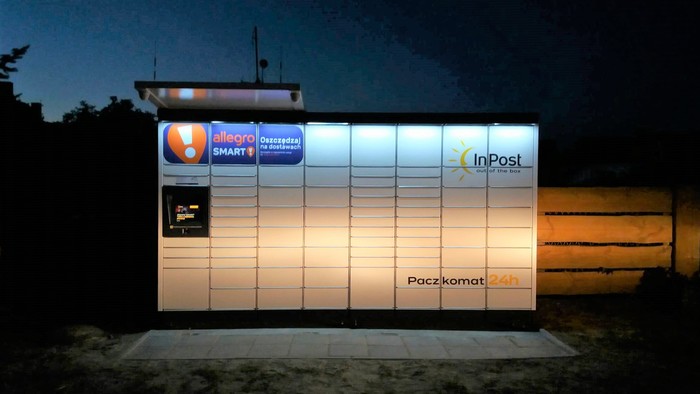 Paczkomat SWT01M na parkingu posesji