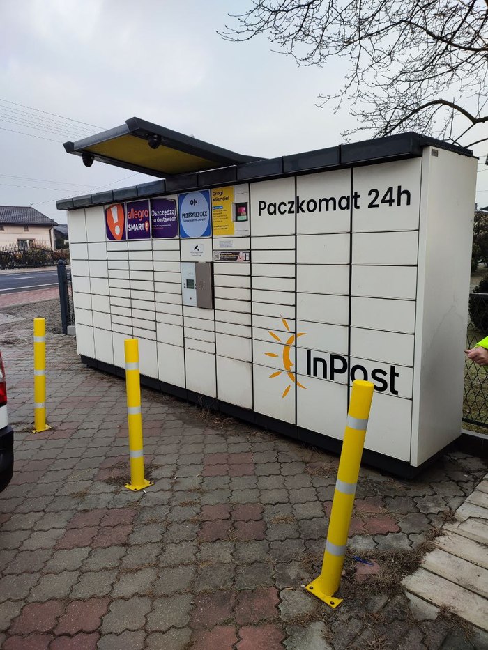 Paczkomat SWY02N Naprzeciwko przystanku Świerklany sklep