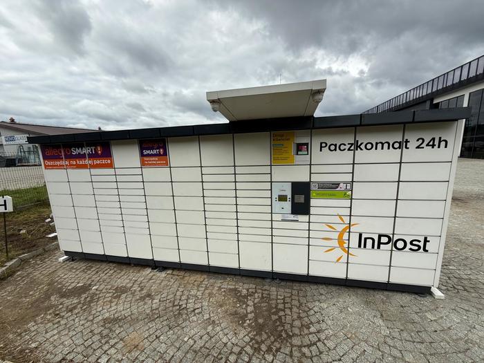 Parcel Locker SWYQ01N Przy firmie produkcyjnej, po lewej stronie od wjazadu