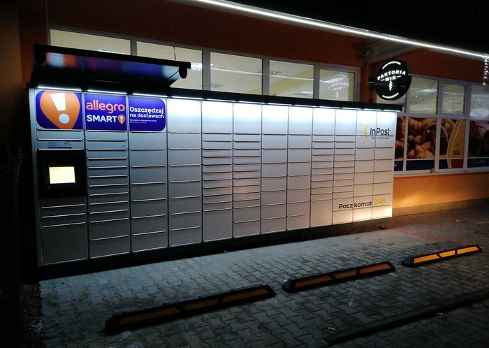 Paczkomat SXB01M przy wejściu do sklepu HITPOL