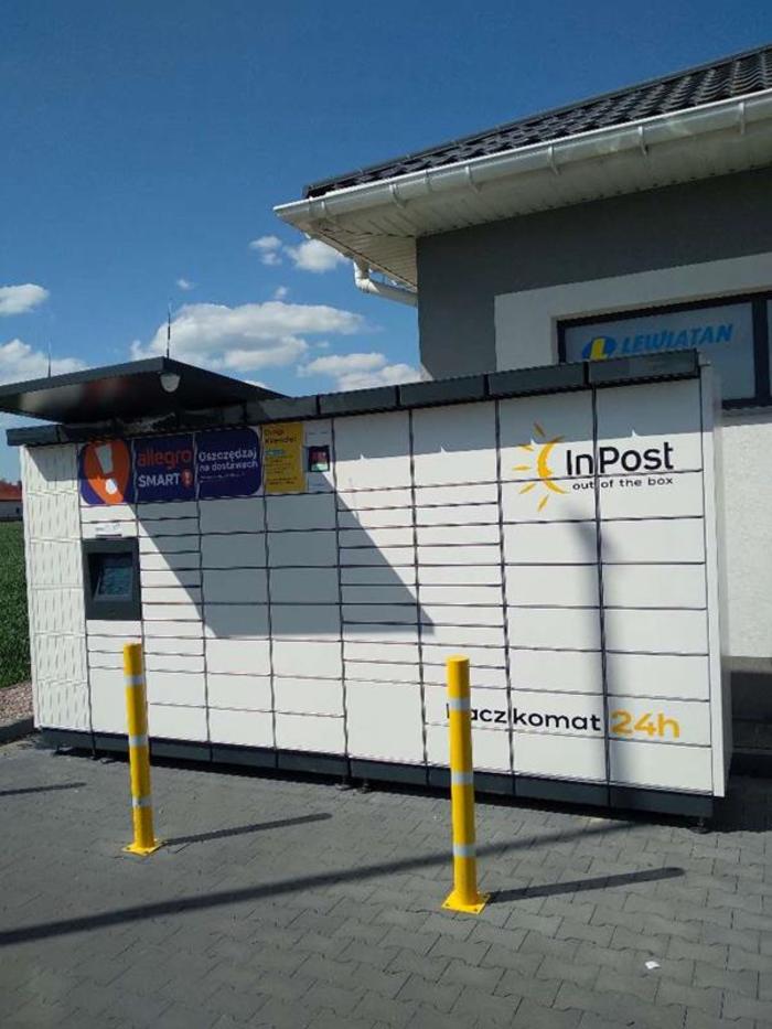 Paczkomat SXW01M Na parkingu przy markecie Lewiatan