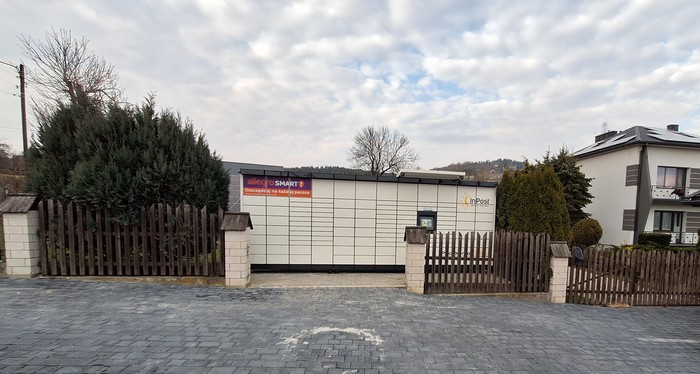 Paczkomat SXX02M Parking przy Pizzerni Staff