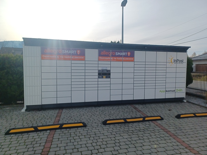 Поштомат SXZ01BAPP Parking przy salonie garniturów KONIK
