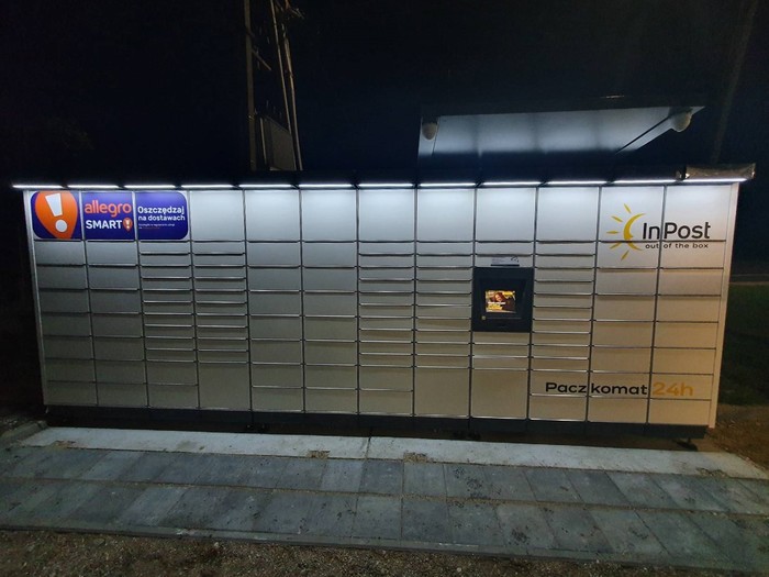 Paczkomat SYD01M po prawej stronie od wejścia do sklepu