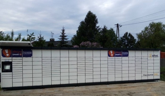 Paczkomat SYK01M Za sklepem spożywczym od strony ul. Sienkiewicza