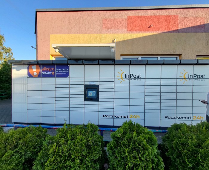 Parcel Locker SYL01M Przy stacji Paliw Huzar, po prawej stronie parkingu