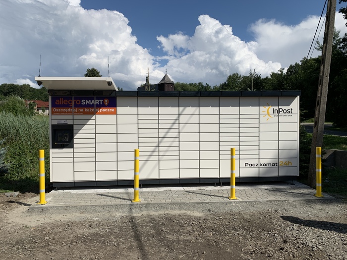 Paczkomat SYQ01M Po prawej stronie przed wejściem do sklepu Grzybek