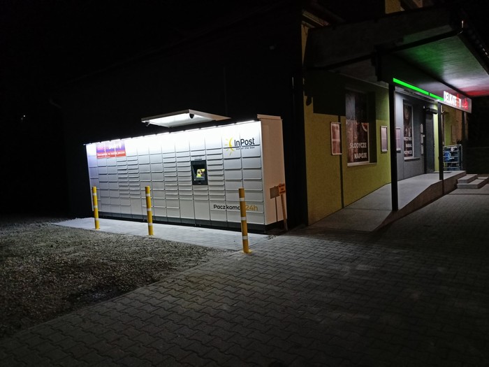 Paczkomat SYS02M na parkingu obok sklepu