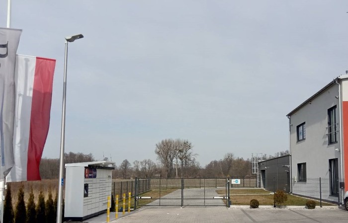 Paczkomat SYT01M Parking budynku handlowego