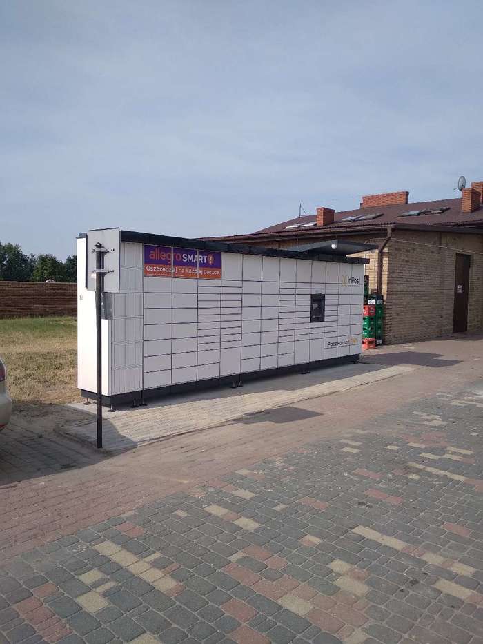Paczkomat SYU01M parking przed sklepem