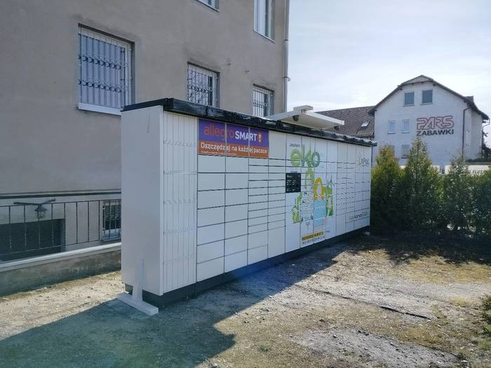 Parcel Locker SZC02APP przed firmą
