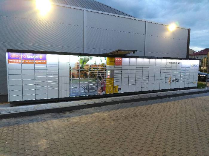 Paczkomat SZC02N Na tylnej ścianie marketu Netto