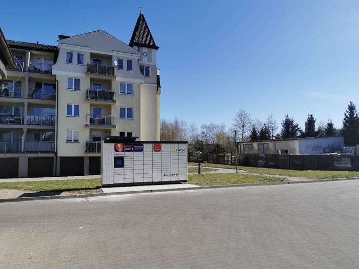 Paczkomat SZC03M Na parkingu za przychodnią