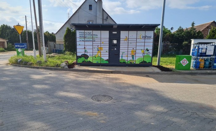 Paczkomat SZC04F przy parkingu stacji paliw