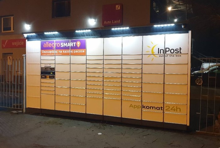 Paczkomat SZC05BAPP przy parkingu