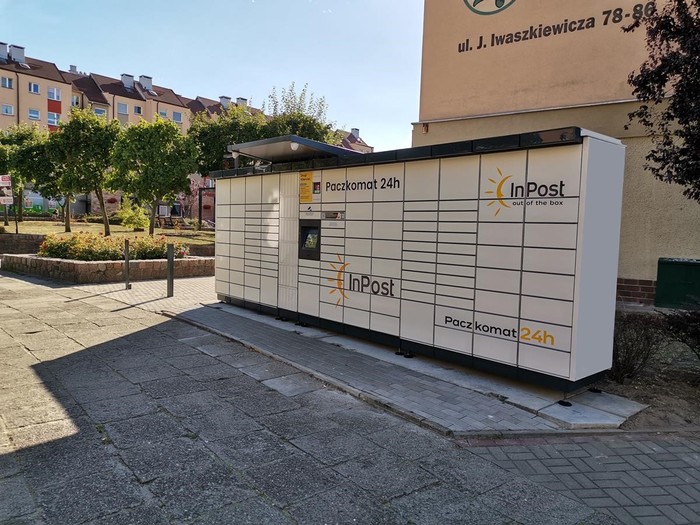 Paczkomat SZC05M Z boku budynku mieszkalnego