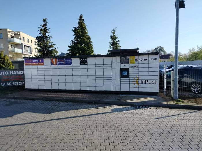 Parcel Locker SZC06M Z tyłu stacji paliw Lotos