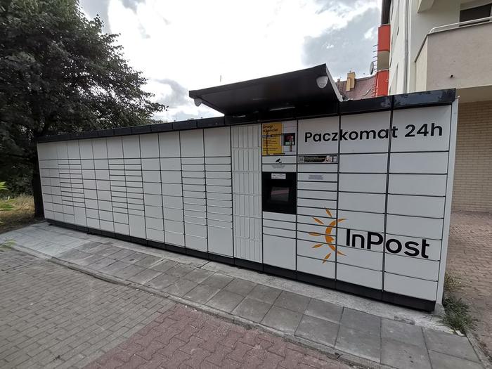 Paczkomat SZC09M Z lewej strony budynku przy ulicy Łukasińskiego 38