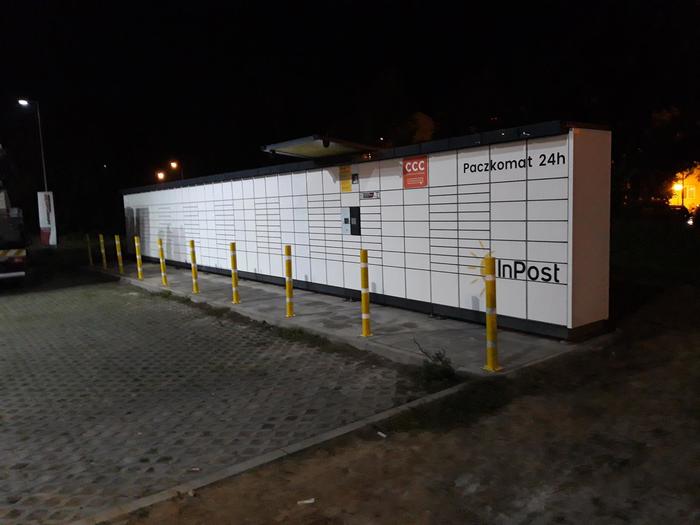 Paczkomat SZC09N Na parkingu sklepu Intermarche
