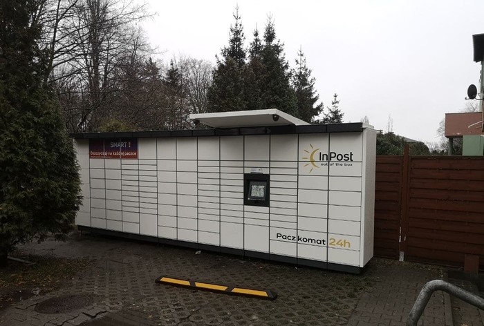 Paczkomat SZC100M Na parkingu sklepu spożywczego