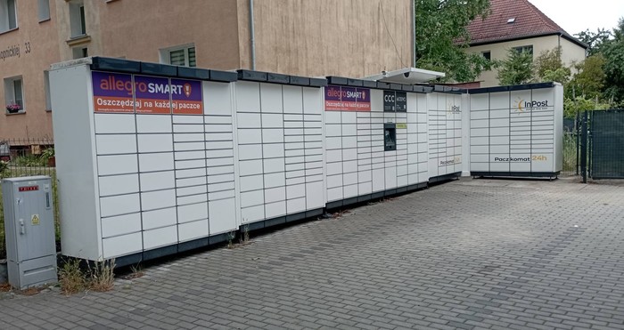 Paczkomat SZC114M na parkingu