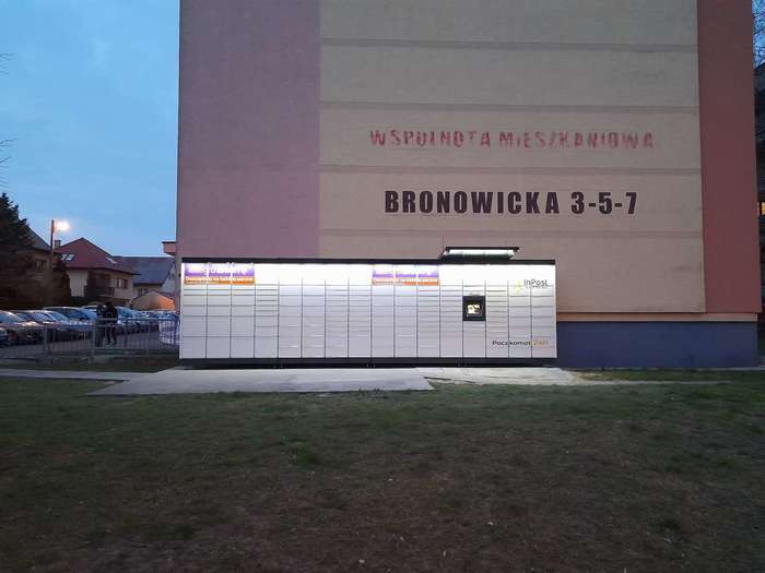 Parcel Locker SZC115M Po prawej stronie budynku