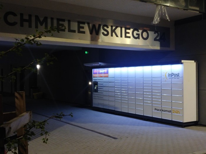 Paczkomat SZC117M Przy wejściu do budynku