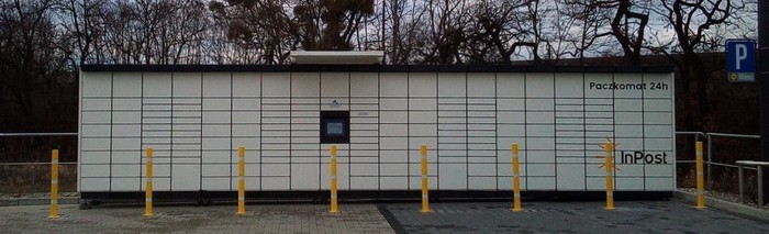 Paczkomat SZC11M Na tyłach parkingu sklepu Lidl