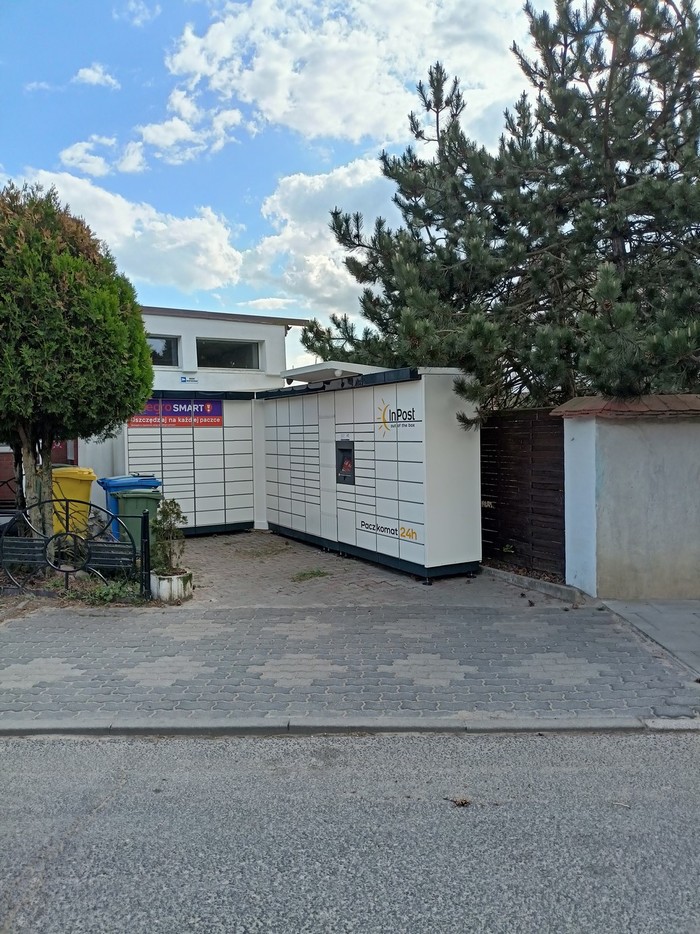 Paczkomat SZC120M Przy parkingu samochodowym