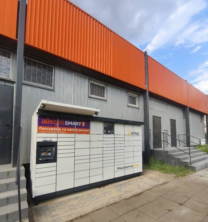 Paczkomat SZC121M parking z tyłu marketu