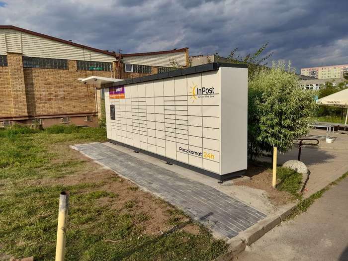 Paczkomat SZC126M Ryneczek Słoneczne przy parkingu
