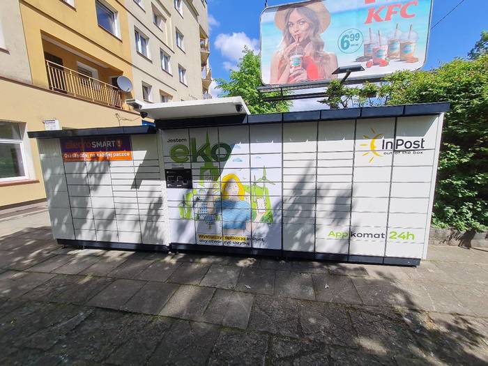 Paczkomat SZC12APP przed budynkiem