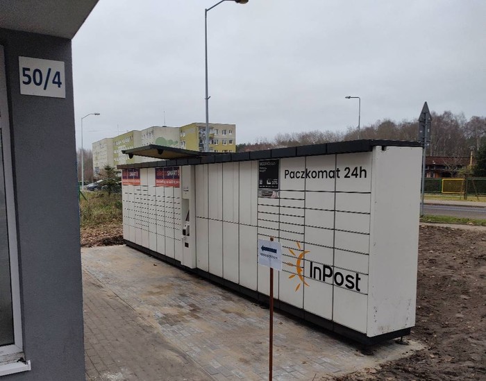 Paczkomat SZC12B przy parkingu