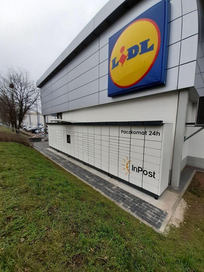 Parcel Locker SZC12M Po prawej stronie przy wejściu do sklepu Lidl