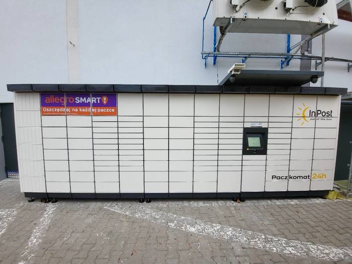 Parcel Locker SZC137M na parkingu