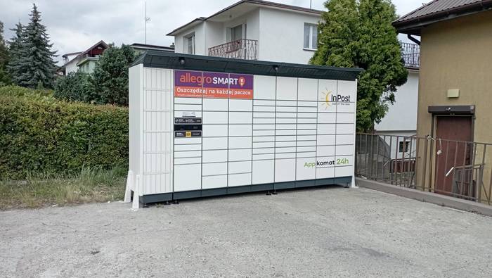 Parcel Locker SZC13BAPP Na parkingu