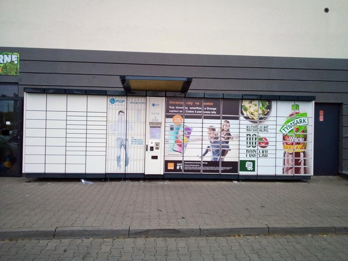 Parcel Locker SZC13L Przy Centrum Handlowym Turzyn, obok parkingu